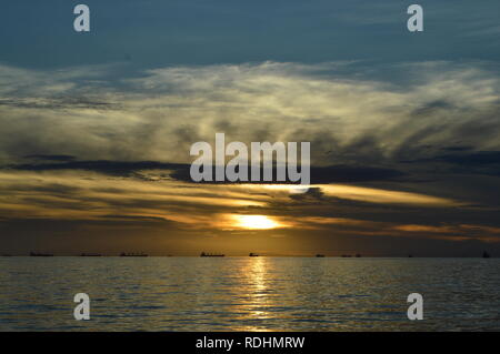 Bel tramonto nel porto di Porto di Manila Filippine Foto Stock