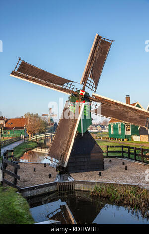 Paesi Bassi, Zaanse Schans vicino a Zaandam, aria aperta attrazione turistica con mulini a vento e case, principalmente dal XVII e XVIII secolo. Foto Stock