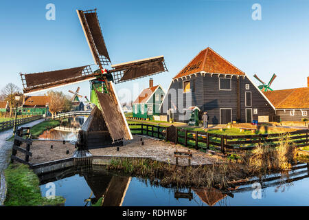 Paesi Bassi, Zaanse Schans vicino a Zaandam, aria aperta attrazione turistica con mulini a vento e case, principalmente dal XVII e XVIII secolo. Foto Stock