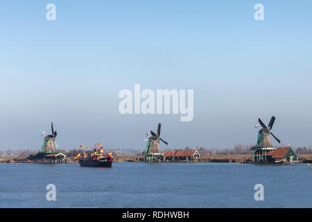 Paesi Bassi, Zaanse Schans vicino a Zaandam, aria aperta attrazione turistica con mulini a vento e case storiche. Festival di Sinterklaas il 5 dicembre. Foto Stock