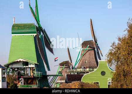 Paesi Bassi, Zaanse Schans vicino a Zaandam, aria aperta attrazione turistica con mulini a vento e case, principalmente dal XVII e XVIII secolo. Foto Stock