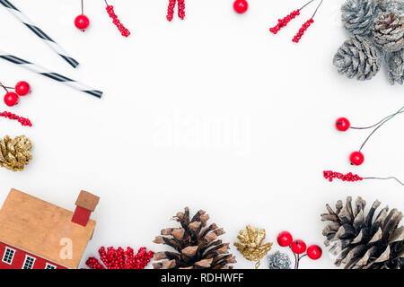 Sfondo di Natale ancora in vita con decorazioni e spazio per tipo, il simbolo del fiocco di neve, doni, Pigna Foto Stock