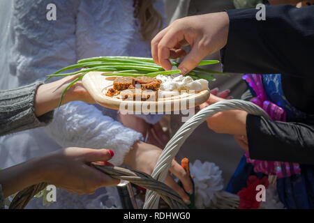 Matrimonio Tradizionale cerimonia della giornata. Mano prendendo il pane, il sale, la vodka, cipolla snack Foto Stock