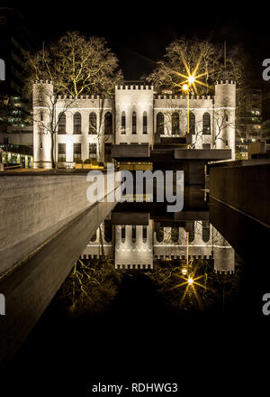 Mystic city hall di Tilburg di notte con il riflesso nell'acqua sui Paesi Bassi. Storico di architettura olandese in down town. Attrazione turistica. Foto Stock