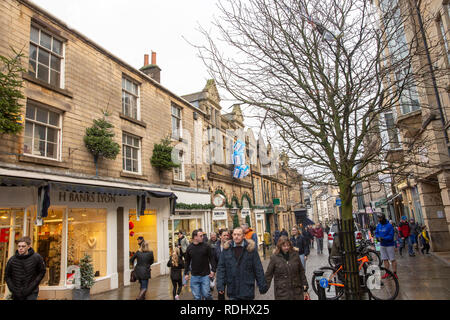 Lancaster centro città in Lancashire Inghilterra, giorno degli inverni e la gente che fa il loro shopping di natale, Regno Unito Foto Stock
