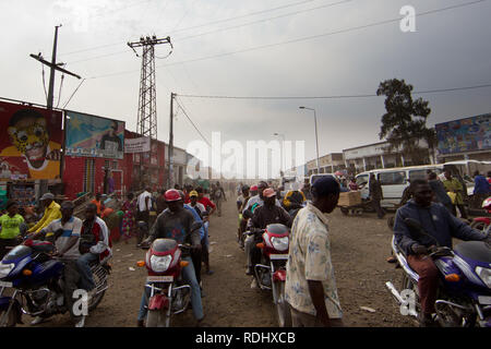 Le strade di Goma nel nord Kivu, nella Repubblica democratica del Congo sono polverosi, affollata e caotica. Foto Stock