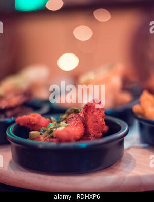 il ristorante, in stile casalingo, propone piatti di verdure pakora, pollo, kebab, gamberi, samosa e panini Foto Stock