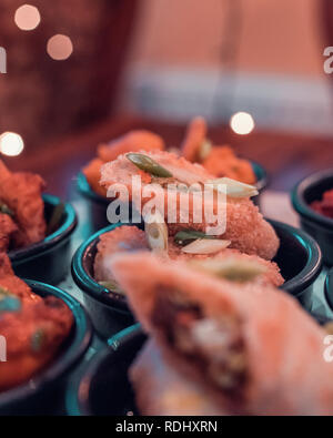 il ristorante, in stile casalingo, propone piatti di verdure pakora, pollo, kebab, gamberi, samosa e panini Foto Stock