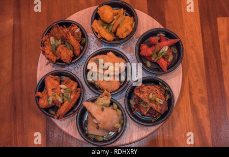 il ristorante, in stile casalingo, propone piatti di verdure pakora, pollo, kebab, gamberi, samosa e panini Foto Stock