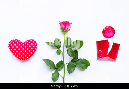 Il giorno di San Valentino concetto, cuore con rose e profilattico rosso su sfondo bianco. Foto Stock