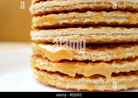 Chiuso fino pila di succulenti Stroopwafel o caramello riempiti tradizionali olandesi Waffle Foto Stock