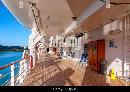 Abbastanza promarde mazzo di P&O Arcadia ormeggiata presso Heritage Quay, St John's, Antigua. Foto Stock