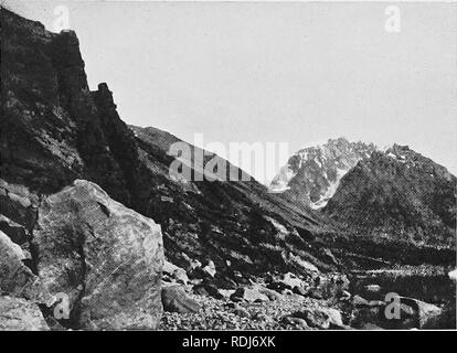 . Un'estate in Groenlandia. Storia naturale. Piastra XXIV. FIG. 4O. Costa sud dell'isola UPERNIVIK. Si prega di notare che queste immagini vengono estratte dalla pagina sottoposta a scansione di immagini che possono essere state migliorate digitalmente per la leggibilità - Colorazione e aspetto di queste illustrazioni potrebbero non perfettamente assomigliano al lavoro originale. Seward, A. C. (Albert Charles), 1863-1941. Cambridge : presso la University Press Foto Stock