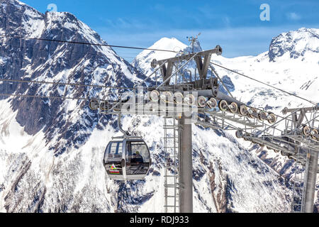 DOMBAY, RUSSIA - maggio 03.2015: Antenna sollevare su una montagna Mussa-Achitara. Primo livello Foto Stock