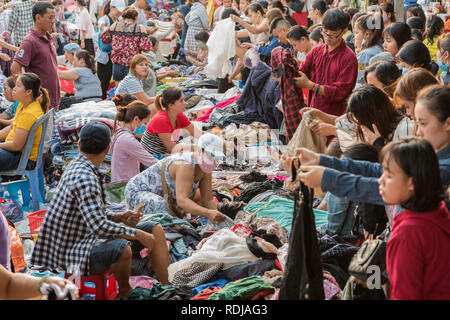 Danang, Vietnam - 14 Ottobre 2018: affollato abiti di seconda mano in vendita Cho con mercato. Foto Stock