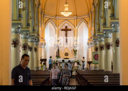 Danang, Vietnam - 14 Ottobre 2018: gli interni della cattedrale di Danang (Basilica del Sacro Cuore di Gesù), la vista dall'ingresso centrale. Foto Stock