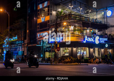 Danang, Vietnam - 14 Ottobre 2018: Aroi Dessert Cafe a Danang downtown di notte. Foto Stock