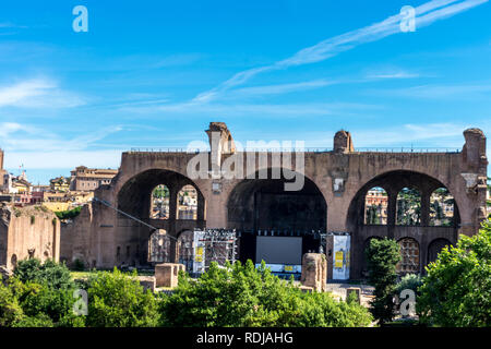 Roma, Italia - 24 Giugno 2018: le antiche rovine della Basilica di Massenzio al Foro Romano a Roma. Famoso punto di riferimento Foto Stock