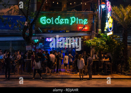 Danang, Vietnam - 14 Ottobre 2018: l'esterno del Golden Pub di pino e la sua notte visitatori. Questa è una delle cose più importanti luoghi della vita notturna di Da Nang. Foto Stock