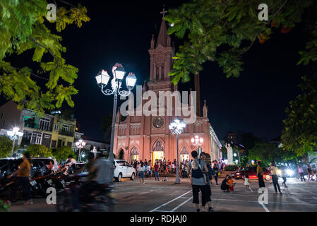 Da Nang, Vietnam - Ottobre 21, 2018: Danang cattedrale (la Basilica del Sacro Cuore di Gesù Cristo e il suo cortile a notte. Foto Stock