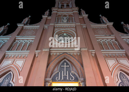 La facciata della Cattedrale di Danang durante la notte. Conosciuta come la Basilica del Sacro Cuore di Gesù come bene. Foto Stock