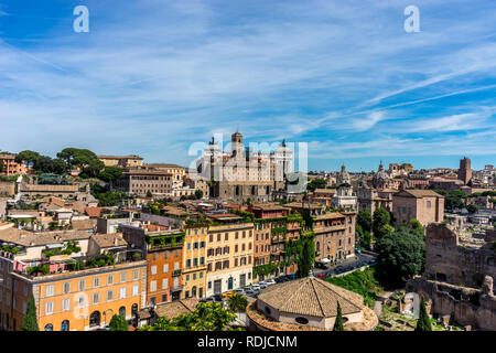 Roma, Italia - 24 Giugno 2018: Il cityscape skyline di Roma visto dal colle Palatino,Foro Romano Foto Stock