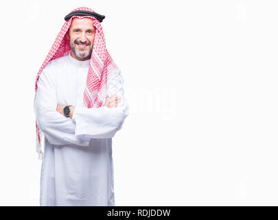 Senior uomo arabo indossando keffiyeh su sfondo isolato buon viso sorridente con bracci incrociati guardando la telecamera. Persona positiva. Foto Stock