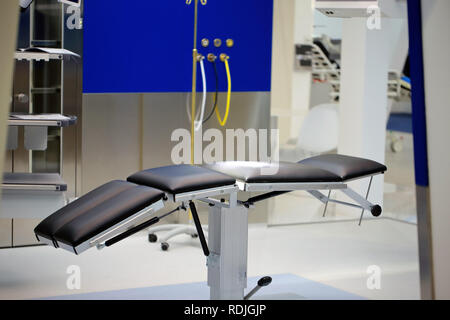 POZNAN, Polonia - 12 aprile. 2016: letto vuoto in sala operatoria presso l'ospedale. Poznan International Fair SALMED 2016, Polonia. Foto Stock