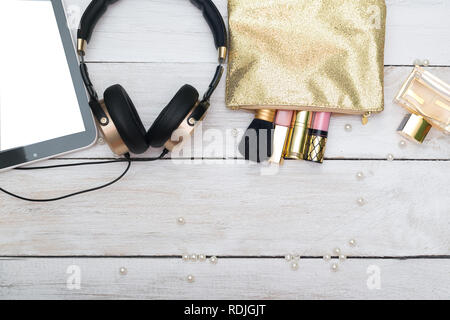 Prodotti per il trucco con sacchetto cosmetico. Il colore oro Foto Stock