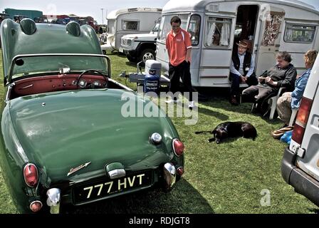 Un vintage Austin Healey Mk1 'Frogeye' Sprite auto sportiva con i suoi proprietari all'Anglesey Vintage Rally, Anglesey, Galles del Nord, Regno Unito, maggio 2010 Foto Stock