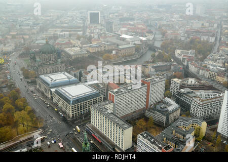 Berlino, Germania - 11 novembre 2018. Vista sul centro di Berlino, verso la cattedrale Berliner Dom, con DDR Museum e Sea Life Aquarium di Berlino, commercia Foto Stock