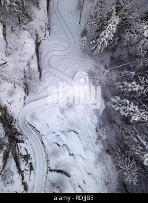 Icy scalinata esterna in Aulanko nature park di Hämeenlinna, Finlandia. Alberi congelati nel paesaggio innevato. Top down drone vista. Foto Stock