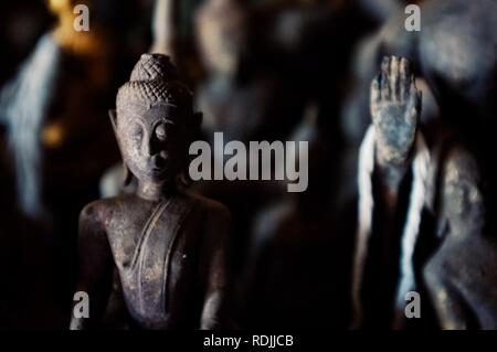 Luang Prabang / Laos - Lug 06 2011: piccole statue buddiste in una grotta in giro per la città Foto Stock