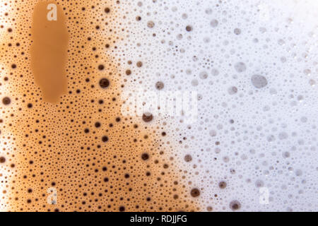 Texture di superficie di latte caldo il caffè e soffice schiuma, chiudere il cibo sullo sfondo Foto Stock