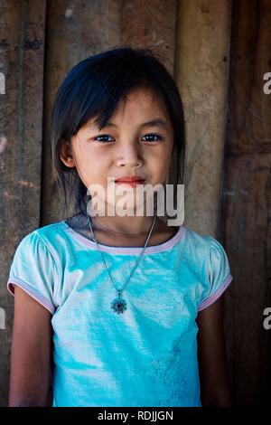 Luang Namta / Laos - Lug 06 2011: ritratto di una giovane ragazza lao davanti alla loro casa Foto Stock