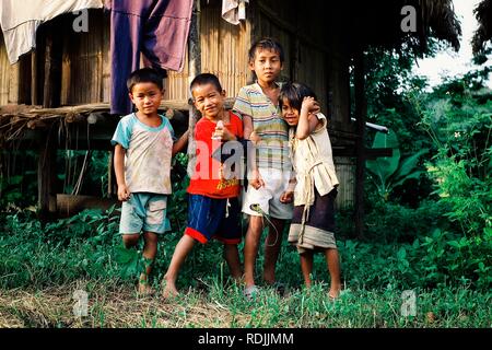 Luang Namta / Laos - Lug 06 2011: bambini in attesa al di fuori della loro bamboo hut stile home Foto Stock