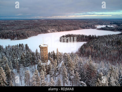 Vista aerea della torre di vedetta nel paesaggio invernale a Aulanko riserva naturale park di Hämeenlinna, Finlandia. Frosty alberi e boschi innevati intorno a un i Foto Stock