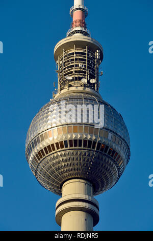 Berlino, Germania - 11 novembre 2018. Albero e sfera d'argento di Fernsehturm torre della TV di Berlino. Foto Stock