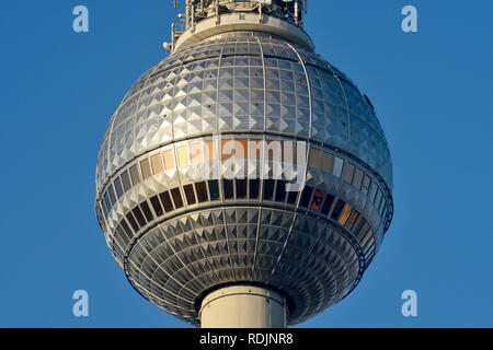 Berlino, Germania - 11 novembre 2018. Sfera d'argento di Fernsehturm torre della TV di Berlino. Foto Stock