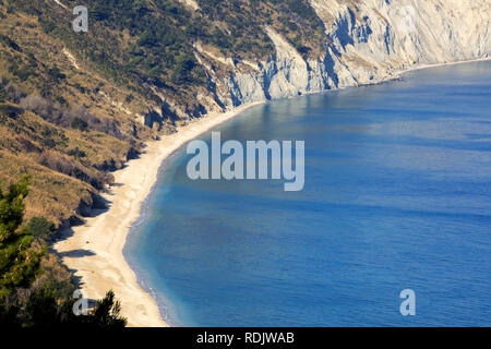 Vista della spiaggia di Mezzavalle, Riviera del Conero Mare Adriatico, Ancona, Marche, Italia Foto Stock