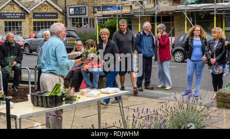 Asta di beneficenza di frutta fresca e verdura producono in orticoltura evento (banditore & persone) - giardinieri' mostrano, Burley in Wharfedale, nello Yorkshire, Inghilterra. Foto Stock