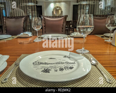 Calcutta, West Bengal, India - 4 gennaio, 2019: vista di un lussuoso tavolo da pranzo con la configurazione in un ristorante con cucchiaio d'argento, raffinati bicchieri e piatti, India Foto Stock