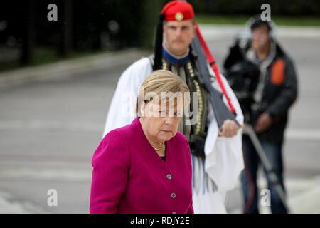 Il cancelliere tedesco Angela Merkel pone una corona al Monumento del soldato sconosciuto durante la sua visita ad Atene. Foto Stock