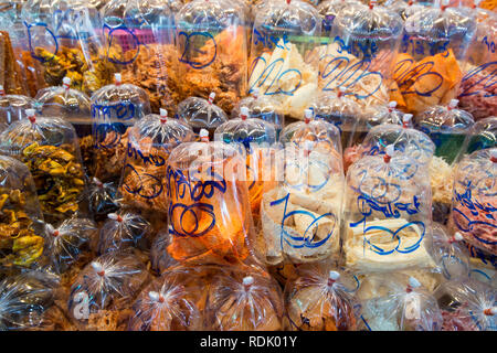 Pesce secco al mercato del pesce presso la città di Ang Sila nei pressi di Bang Saen in Provinz Chonburi in Thailandia. Thailandia, Chonburi, Novembre 201 Foto Stock