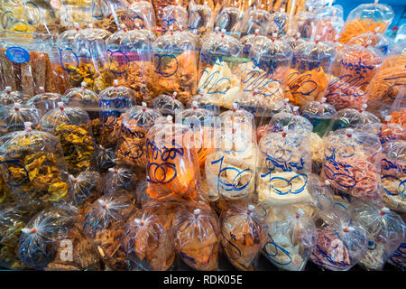 Pesce secco al mercato del pesce presso la città di Ang Sila nei pressi di Bang Saen in Provinz Chonburi in Thailandia. Thailandia, Chonburi, Novembre 201 Foto Stock