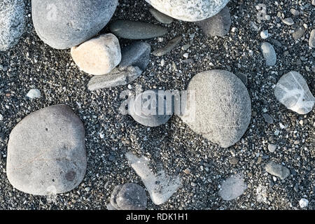 Smiley dipinta su una spiaggia di ghiaia, pietra su una spiaggia in una giornata di sole Foto Stock