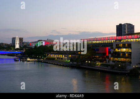 South Bank Centro Culturale area al crepuscolo, Brisbane, Queensland, Australia Foto Stock