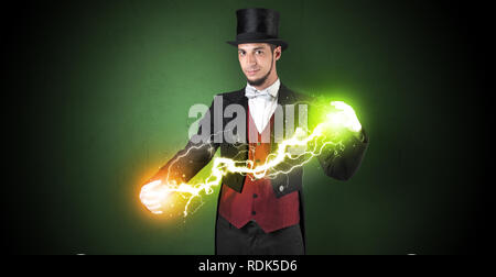 Mago scintillante super potere tra le sue due mani Foto Stock