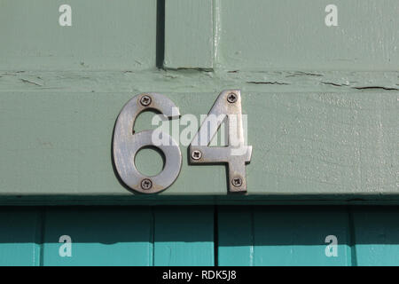 Il numero 64 sign in baita in legno Brighton, Inghilterra, close-up Foto Stock