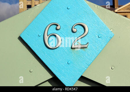 Numero 62 sign in baita in legno Brighton, Inghilterra, close-up Foto Stock